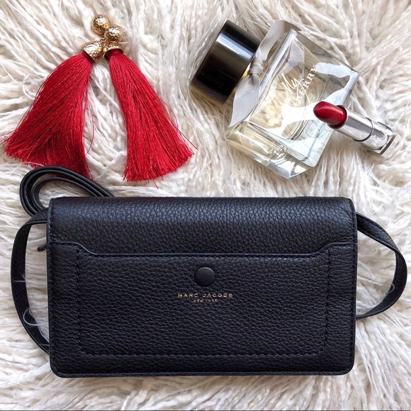 Marc Jacobs Handbags - Marc Jacobs Elegant Black Crossbody Bag